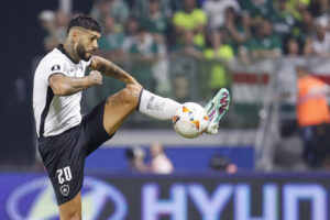 Alexander Barboza de Botafogo controla un balón en el partido de vuelta de octavos de final de la Copa Libertadores. EFE/ Sebastiao Moreira