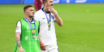 Kieran Trippier de Inglaterra (i) junto a Harry Kane, tras perder la final de la Eurocopa 2024 frente a España. EFE/EPA/FILIP SINGER