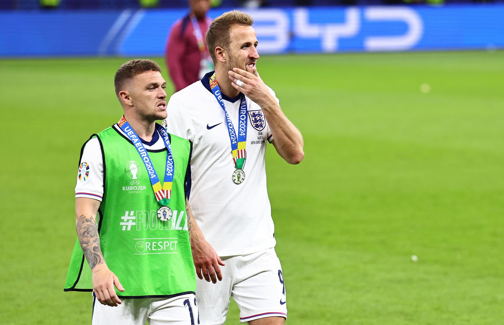 Kieran Trippier de Inglaterra (i) junto a Harry Kane, tras perder la final de la Eurocopa 2024 frente a España. EFE/EPA/FILIP SINGER