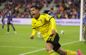 Fotografía de archivo en la que se registró al colombiano Juan Camilo 'Cucho' Hernández, al celebrar uno de sus goles con el Columbus Crew, durante un partido de la MLS, en el TQL Stadium de Cincinnati (Ohio, EE.UU.). Hernández anotó dos goles e hizo una asistencia en el triunfo de su equipo por 3-1 sobre Los Angeles FC en la final de la Leagues Cup. EFE/Mark Lyons