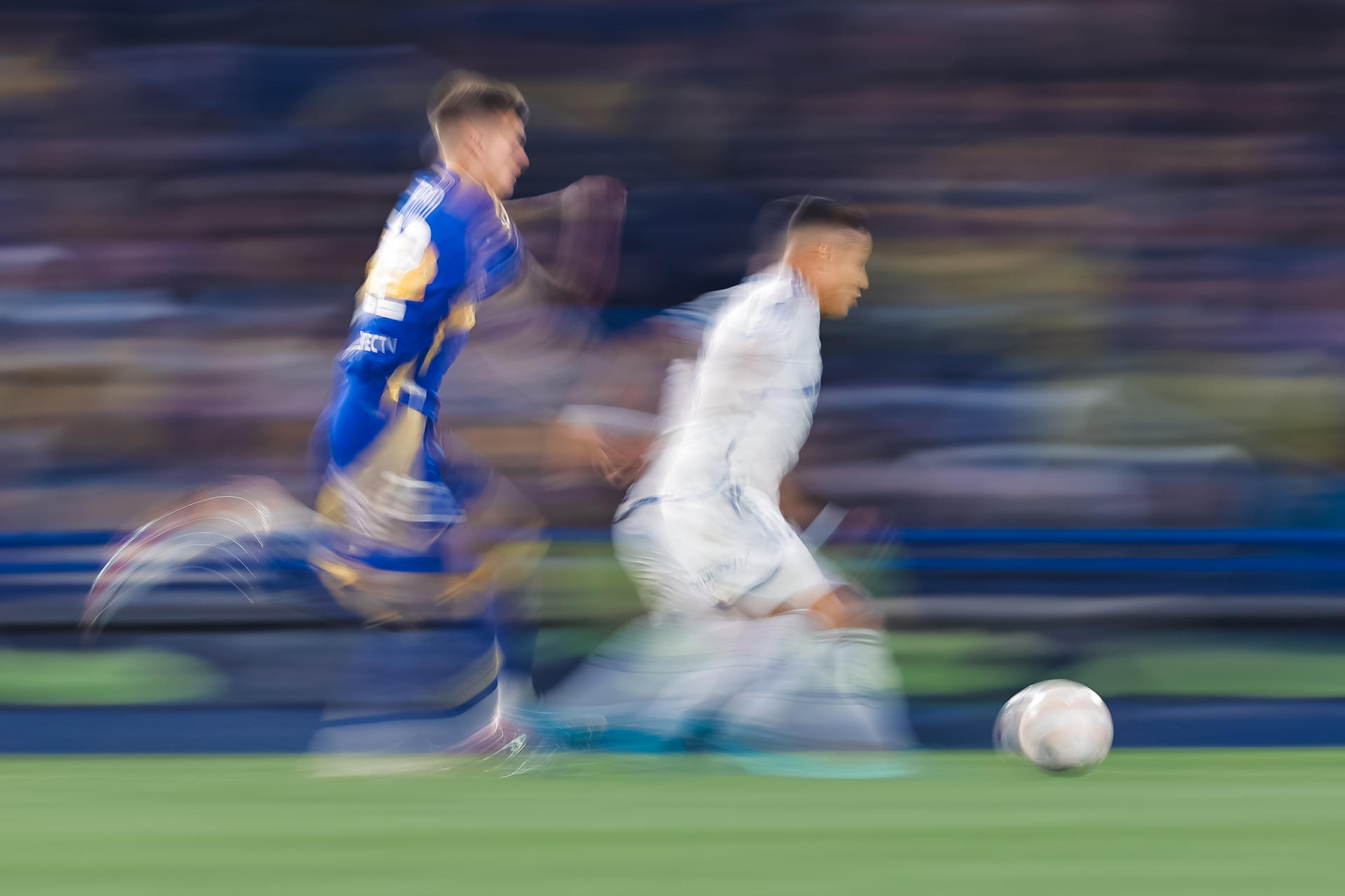 Kevin Zenón (i). de Boca, disputa un balón con Marlon Rodrigues, de Cruzeiro, en el estadio La Bombonera en Buenos Aires (Argentina). EFE/ Juan Ignacio Roncoroni