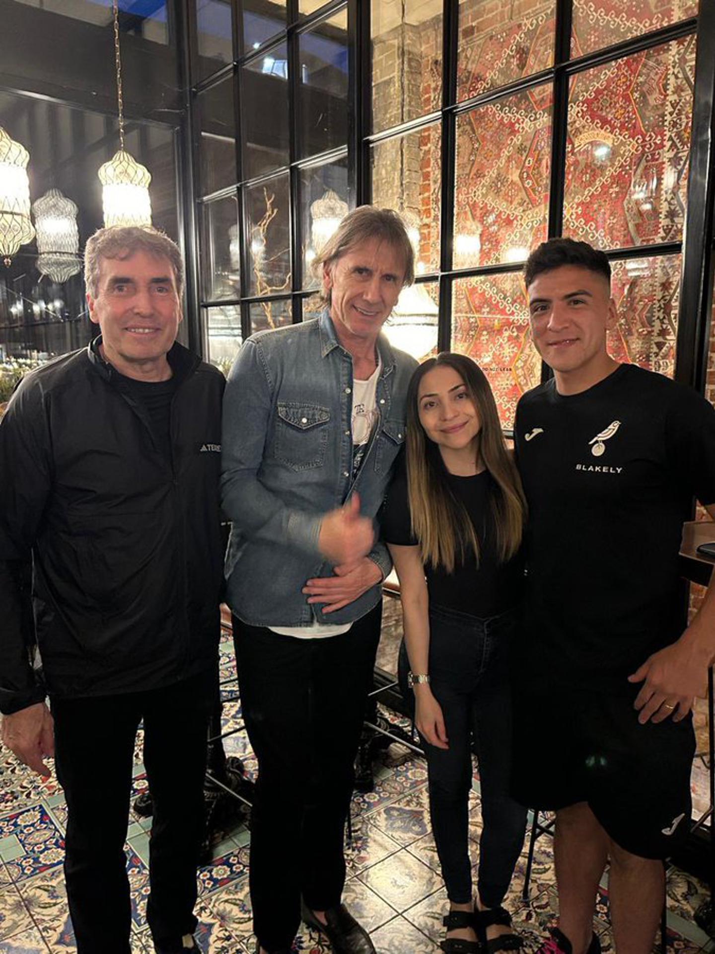 Fotografía del 5 de agosto de 2024 cedida por la Federación de Fútbol de Chile (FFCh), del seleccionador Ricardo Gareca (2-i), el preparador físico Néstor Bonillo (i) y el futbolista Marcelino Núñez (d) acompañado de su esposa Vania Rivarola, en Norwich (Reino Unido). EFE/FFCh 