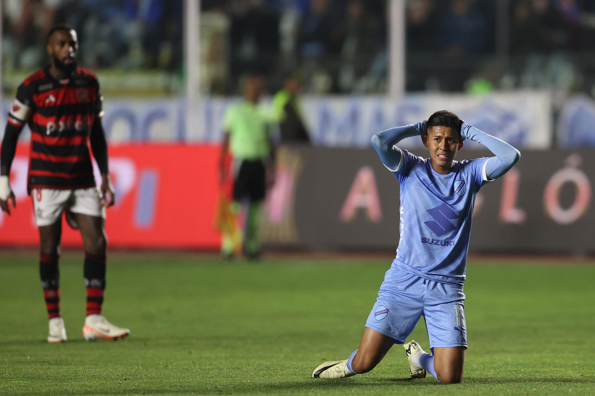 Ramiro Vaca (d) de Bolívar reacciona en el partido de vuelta de octavos de la Copa Libertadores ante Flamengo en La Paz (Bolivia). EFE/ Luis Gandarillas