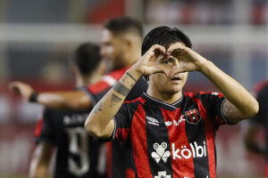 alt Con doblete de Diego Campos, Alajuelense vence a Santos y afirma su liderato en Costa Rica