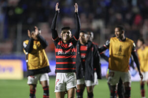 Luiz Araújo de Flamengo celebra la clasificación de Flamengo a cuartos de la Copa Libertadores en La Paz (Bolivia). EFE/ Luis Gandarillas