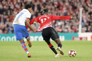 El delantero del Athletic Nico Williams (d) lucha con Lamine Yamal, del FC Barcelona, durante el partido de los cuartos de final de la pasada Copa del Rey de fútbol. EFE/Luis Tejido