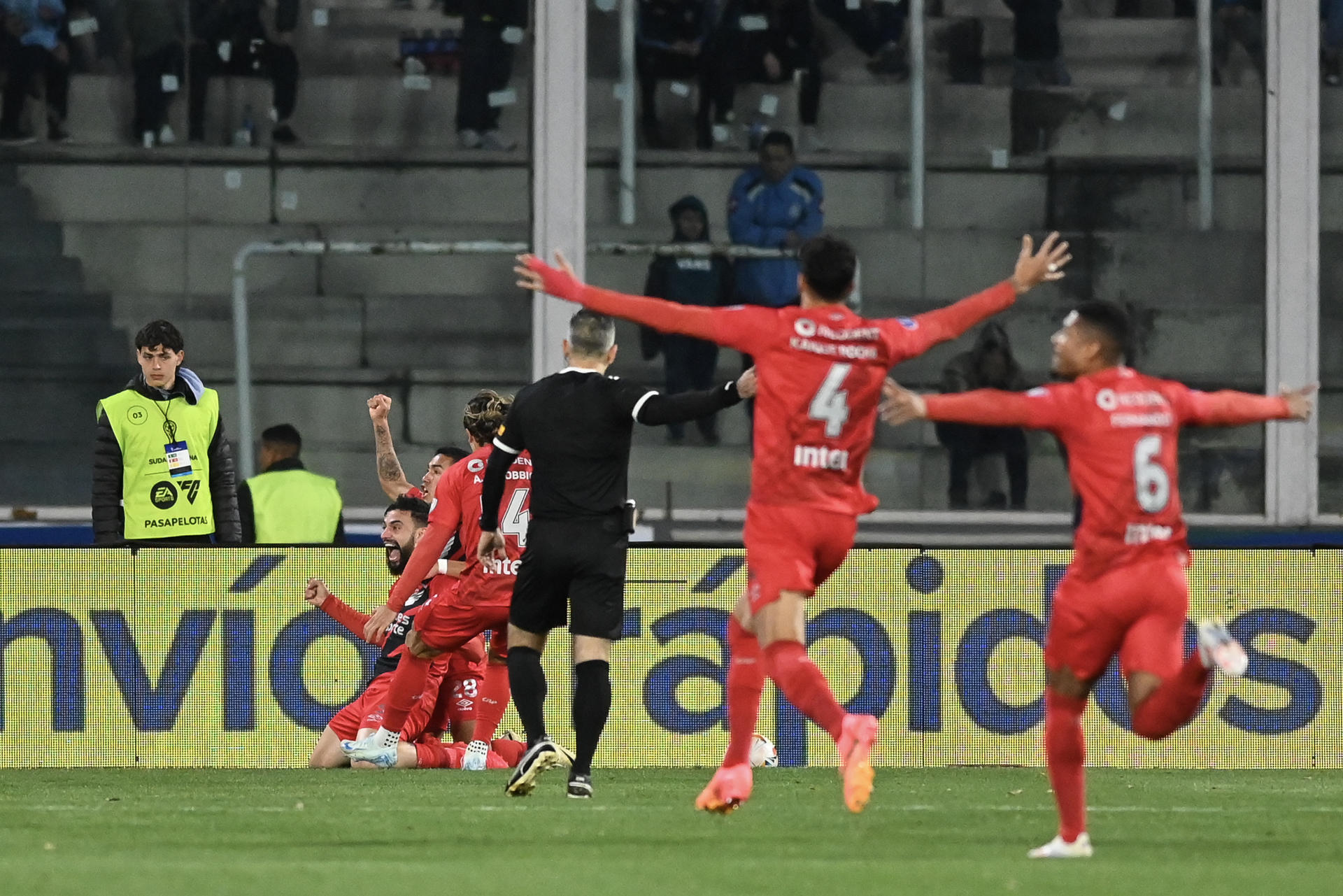 Jugadores de Paranaense celebran un gol en el  partido de vuelta de octavos de la Copa Sudamericana ante Belgrano en Córdoba (Argentina). EFE/ Ariel Carreras