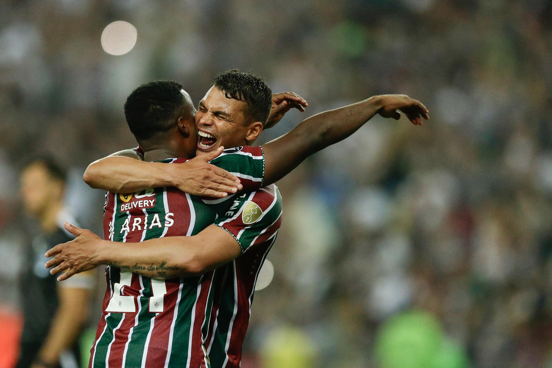 Jhon Arias (i) y Thiago Silva de Fluminense celebran al final del partido de vuelta de octavos de la Copa Libertadores ante Gremio en el estadio Maracaná de Río de Janeiro (Brasil). EFE/ André Coelho