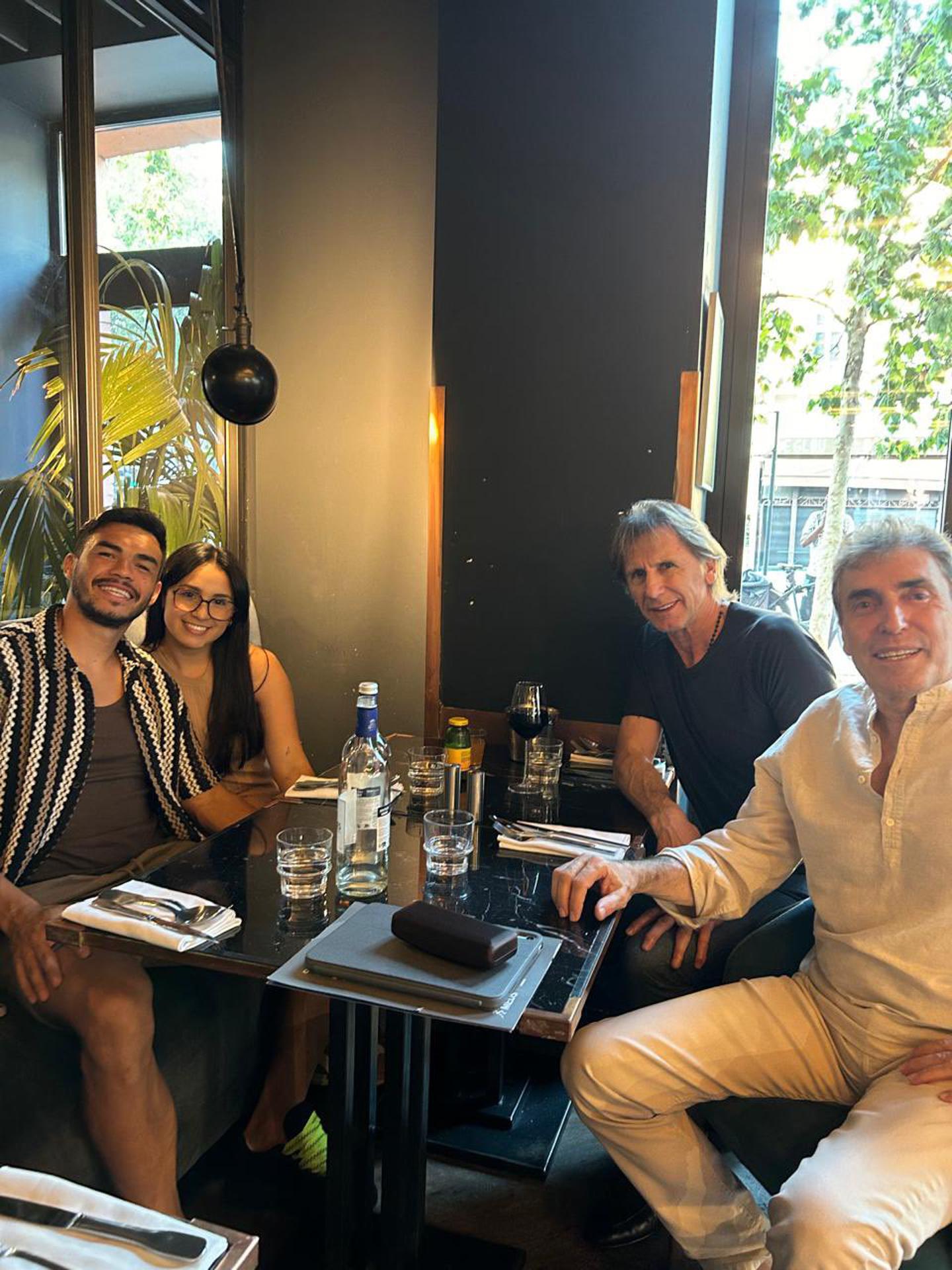 Fotografía del 7 de agosto del 2024 cedida por la Federación de Fútbol de Chile (FFCh), del seleccionador Ricardo Gareca (2-d), el preparador físico Néstor Bonillo (d) y el futbolista chileno Gabriel Suazo (i) acompañado de su pareja Gabriela Rojas, en Toulouse (Francia). EFE/FFCh 