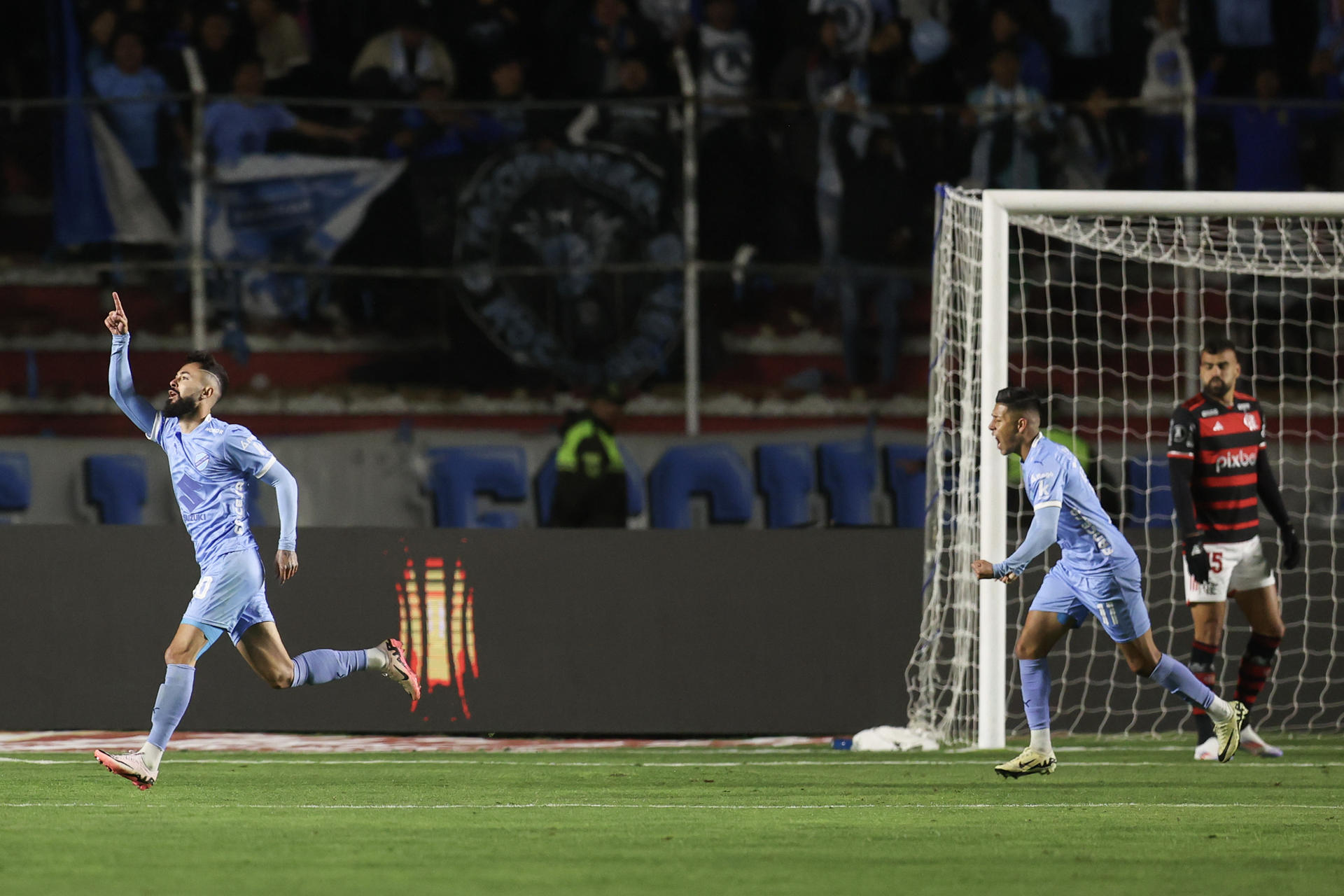Jugadores de Bolívar celebran un gol ante Flamengo en el partido de vuelta de octavos de la Copa Libertadores en La Paz (Bolivia). EFE/ Luis Gandarillas