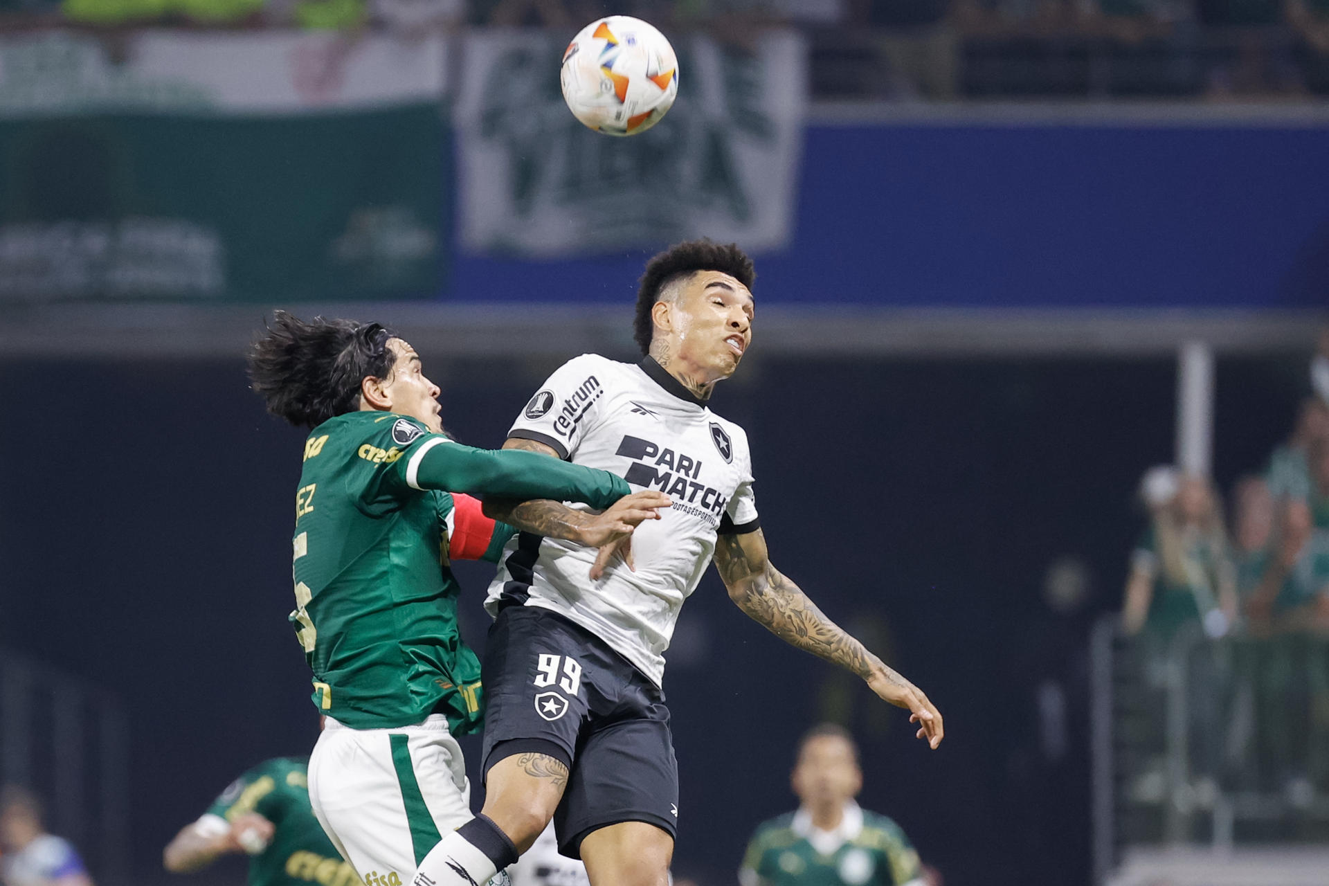 Gustavo Gómez Portillo (i) de Palmeiras disputa un balón con Igor Jesus Maciel da Cruz de Botafogo en el partido de vuelta de octavos de final de la Copa Libertadores. EFE/ Sebastiao Moreira 