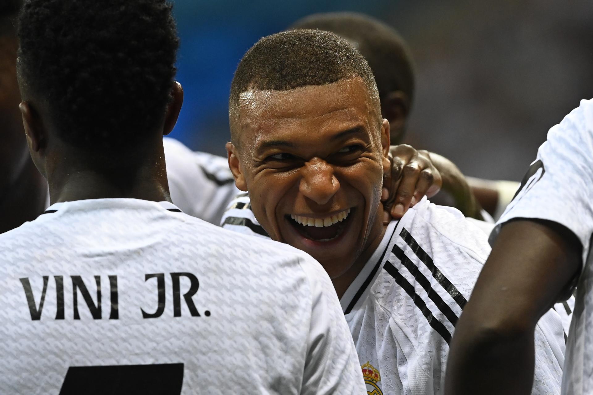 Warsaw (Poland), 14/08/2024.- El delantero francés del Real Madrid Kylian Mbappé celebra su gol durante la disputa de la Supercopa de Europa de fútbol que Real Madrid y Atalanta juegan este miércoles en el Estadio Nacional de Polonia, en Varsovia. EFE/EPA/Piotr Nowak