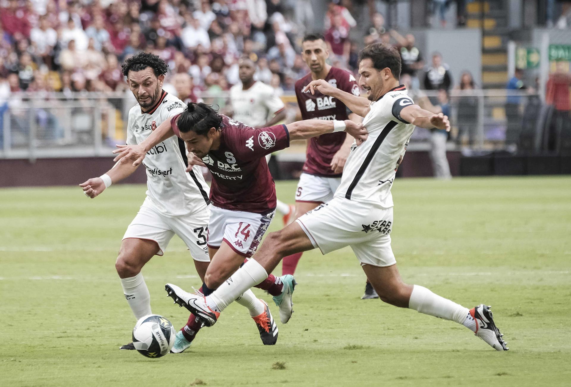 ALT El clásico entre Alajuelense y Saprissa acapara la atención en Costa Rica