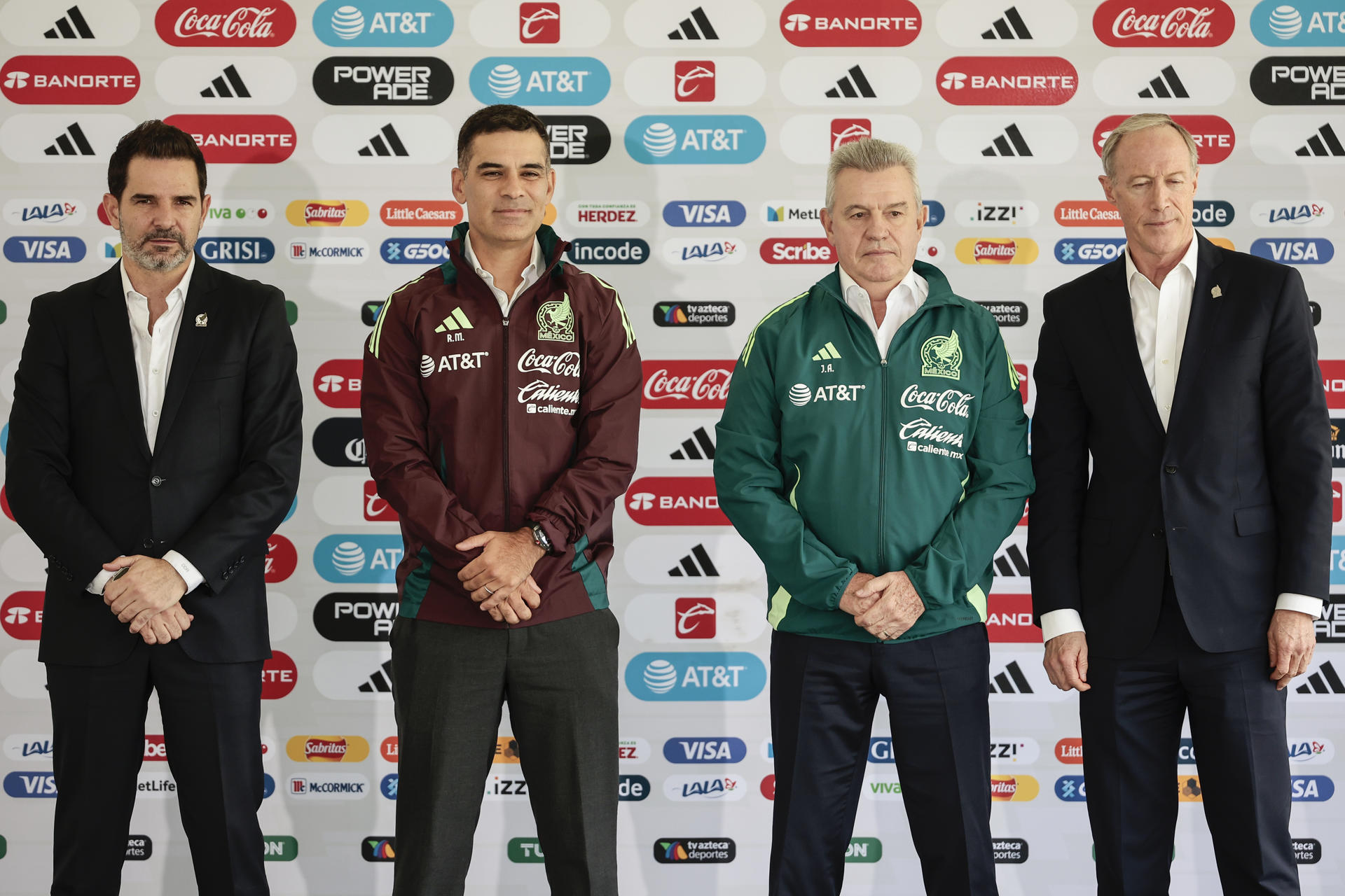 El presidente ejecutivo de la Federación Mexicana de Fútbol (FMF), Ivar Sisniega (d) y el director deportivo de selecciones nacionales, Duilio Davino (i), posan junto al nuevo director técnico de la selección nacional mexicana de fútbol, Javier Aguirre (2-d) y su auxiliar técnico ,Rafael Márquez (2-i), durante una conferencia de prensa este jueves, en la Ciudad de México (México). EFE/José Méndez 