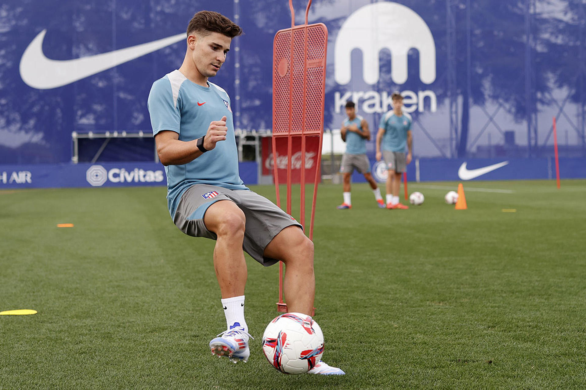 El argentino Julián Alvarez y el español Samu Omorodion ya se entrenan con el Atlético