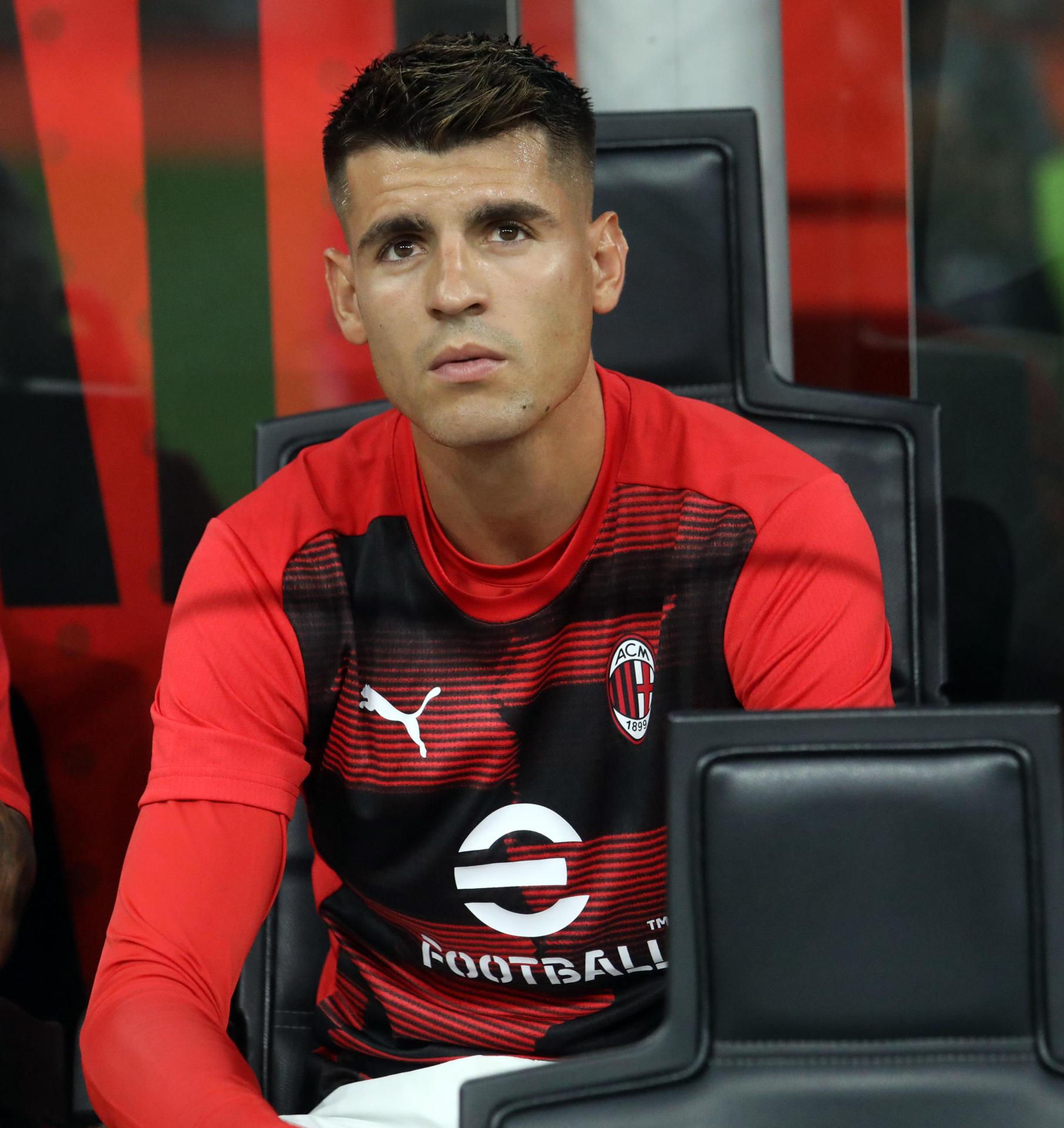 Milan (Italy), 17/08/2024.- Con un gol en el minuto 89, el español Álvaro Morata, suplente en su debut, reanimó al Milan ante el Torino y comandó la remontada que materializó el suizo Noah Okafor en el tiempo añadido ante el Torino (2-2), que con el colombiano Duvan Zapata como líder se colocó con una ventaja de dos goles. EFE/EPA/MATTEO BAZZI 