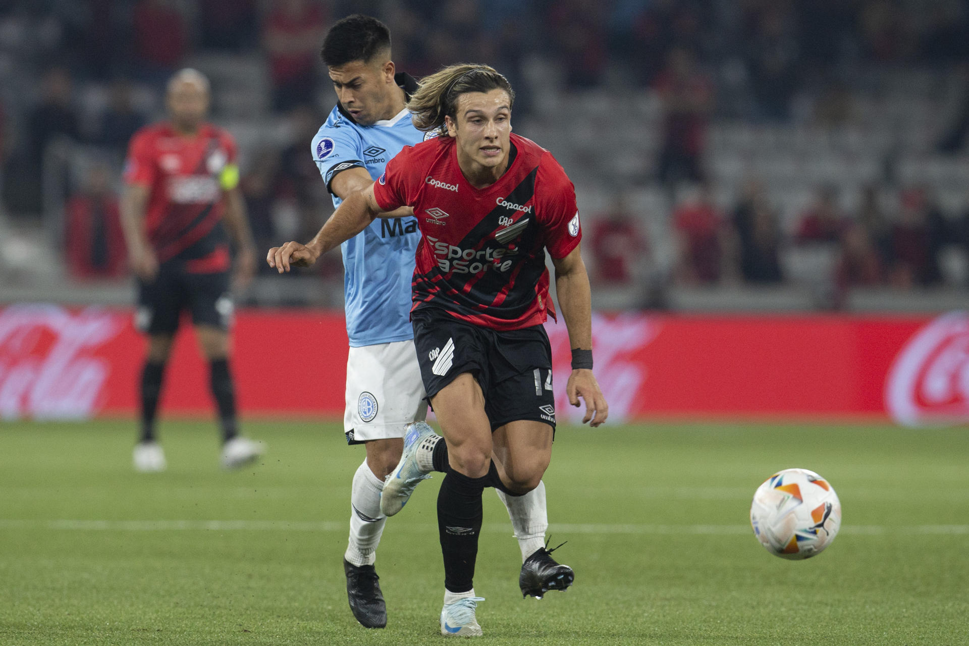 Agustín Canobbio (d), de Paranaense, disputa un balón con Nicolás Fernández, de Belgrano, en el partido de ida de octavos de final de la Copa Sudamericana en Curitiba. EFE/ Hedeson Alves 