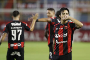 alt El Alajuelense le repite la dosis al Comunicaciones y se acerca a semifinales