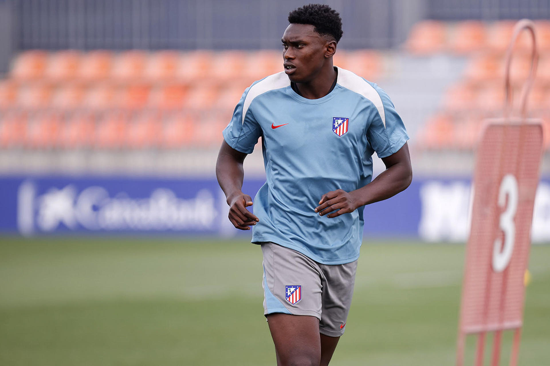 MAJADAHONDA (MADRID), 13/08/2024.- El delantero Samu Omorodion durante su primer entrenamiento con su nuevo equipo, el Atlético de Madrid, este martes en el Centro Deportivo Majadahonda. EFE/AtleticodeMadrid