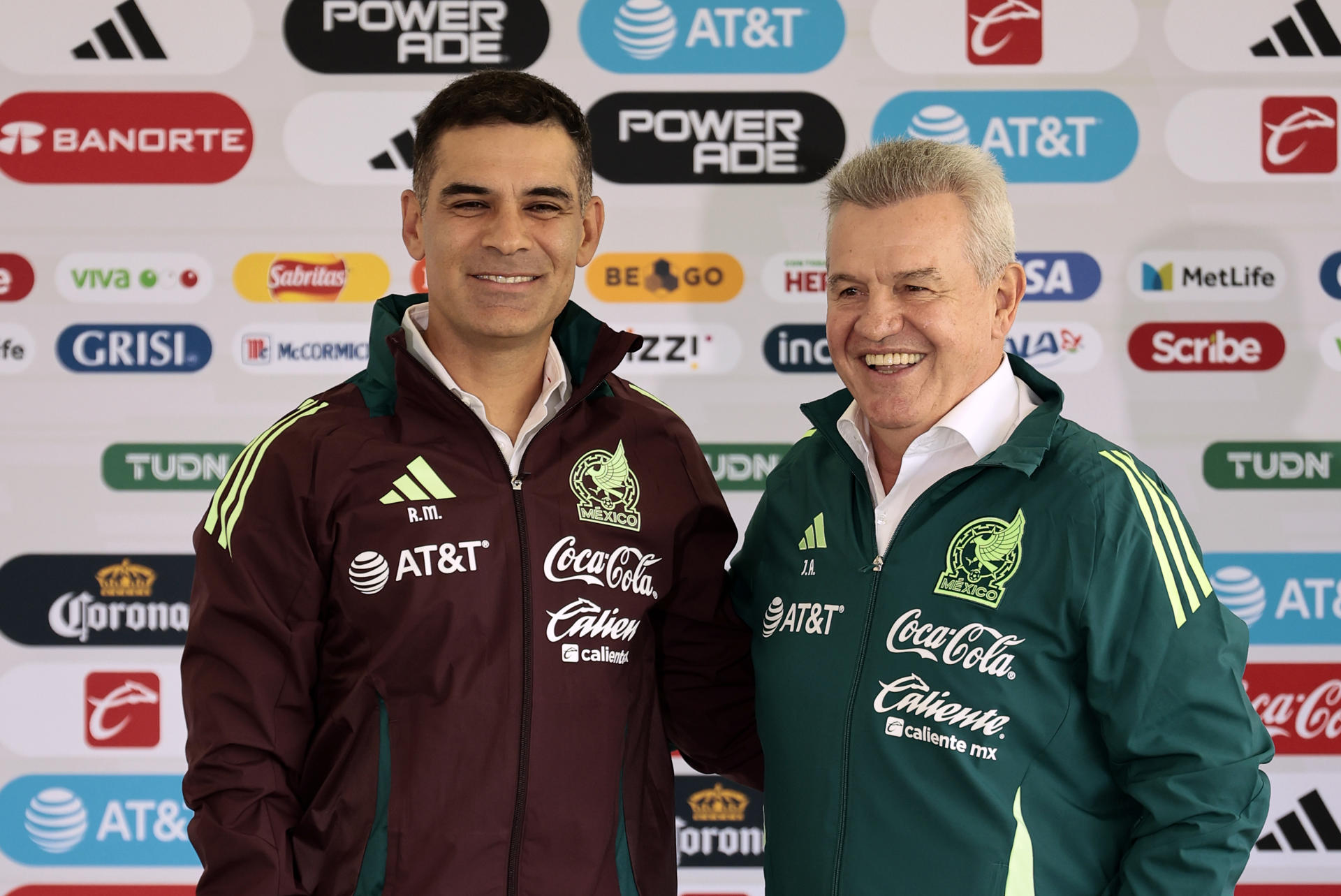 El entrenador de la selección mexicana de fútbol, Javier Aguirre (d), y el auxiliar técnico, Rafael Márquez, posan luego de ser presentados en sus nuevos cargos este jueves, en la Ciudad de México (México). EFE/José Méndez 