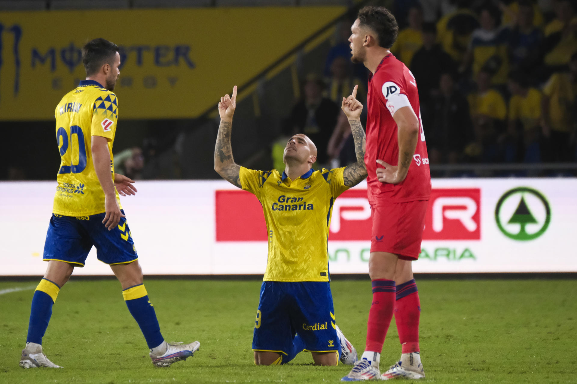 LAS PALMAS DE GRAN CANARIA , 16/08/2024.- El delantero de la UD Las Palmas Sandro Ramírez (c) celebra su gol, segundo del equipo canario ante el Sevilla, durante el partido de LaLiga entre la UD Las Palmas y el Sevilla FC, este viernes en el estadio de Gran Canaria. EFE/ Angel Medina G. 