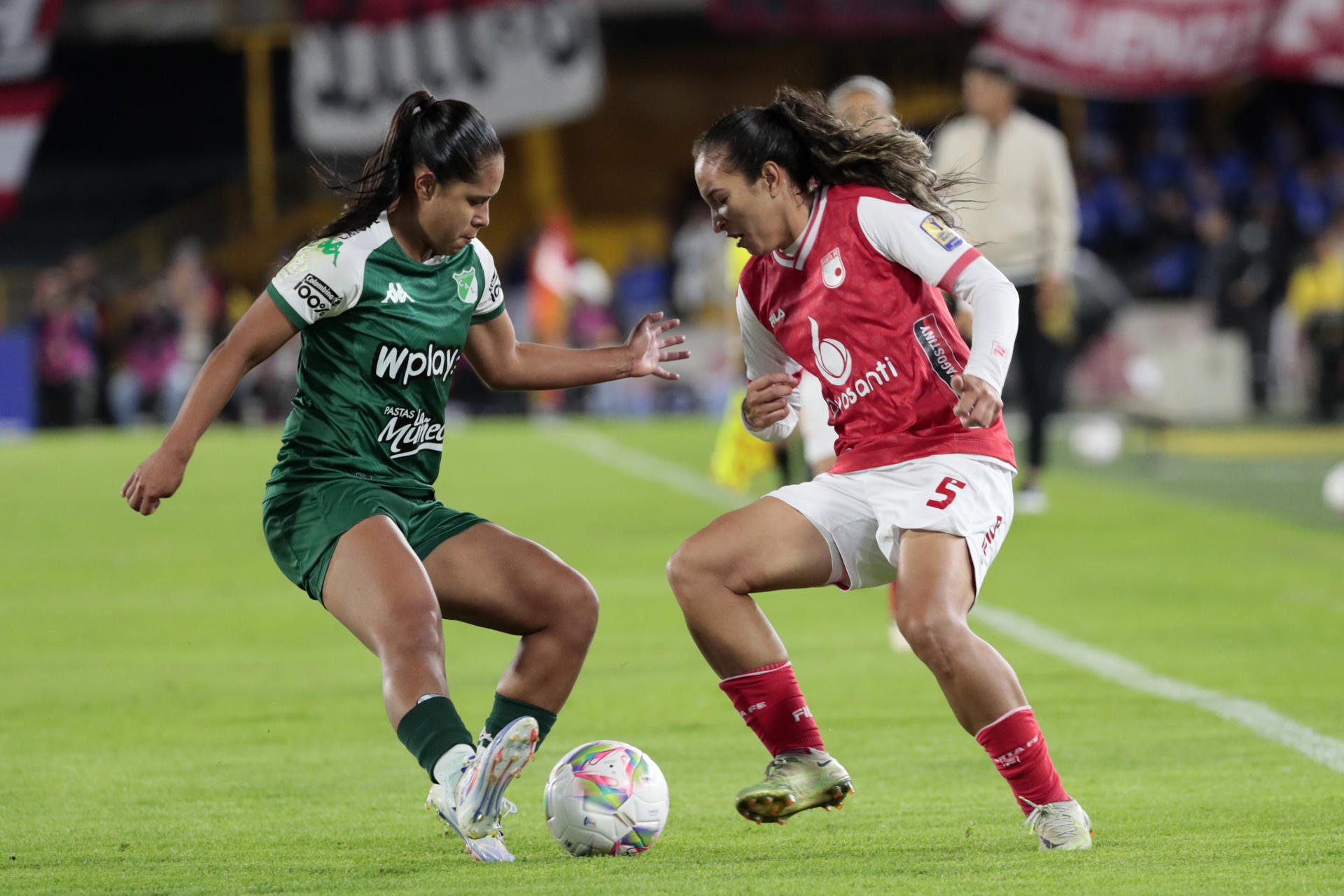 Micheel Baldallo (d) de Santa Fe disputa un balón con Natalia Hernández del Deportivo Cali durante la final de la Liga Profesional Femenina. EFE/ Carlos Ortega