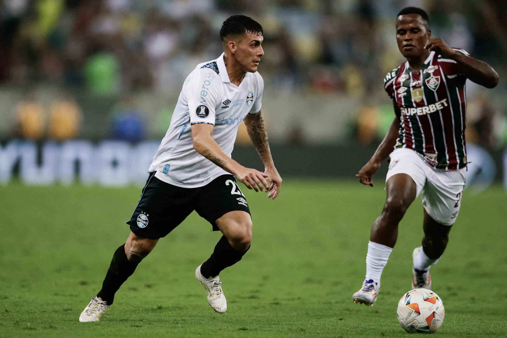 Jhon Arias (d) de Fluminense disputa el balón con Cristian Pavón de Gremio en el partido de vuelta de octavos de final de la Copa Libertadores. EFE/ André Coelho 