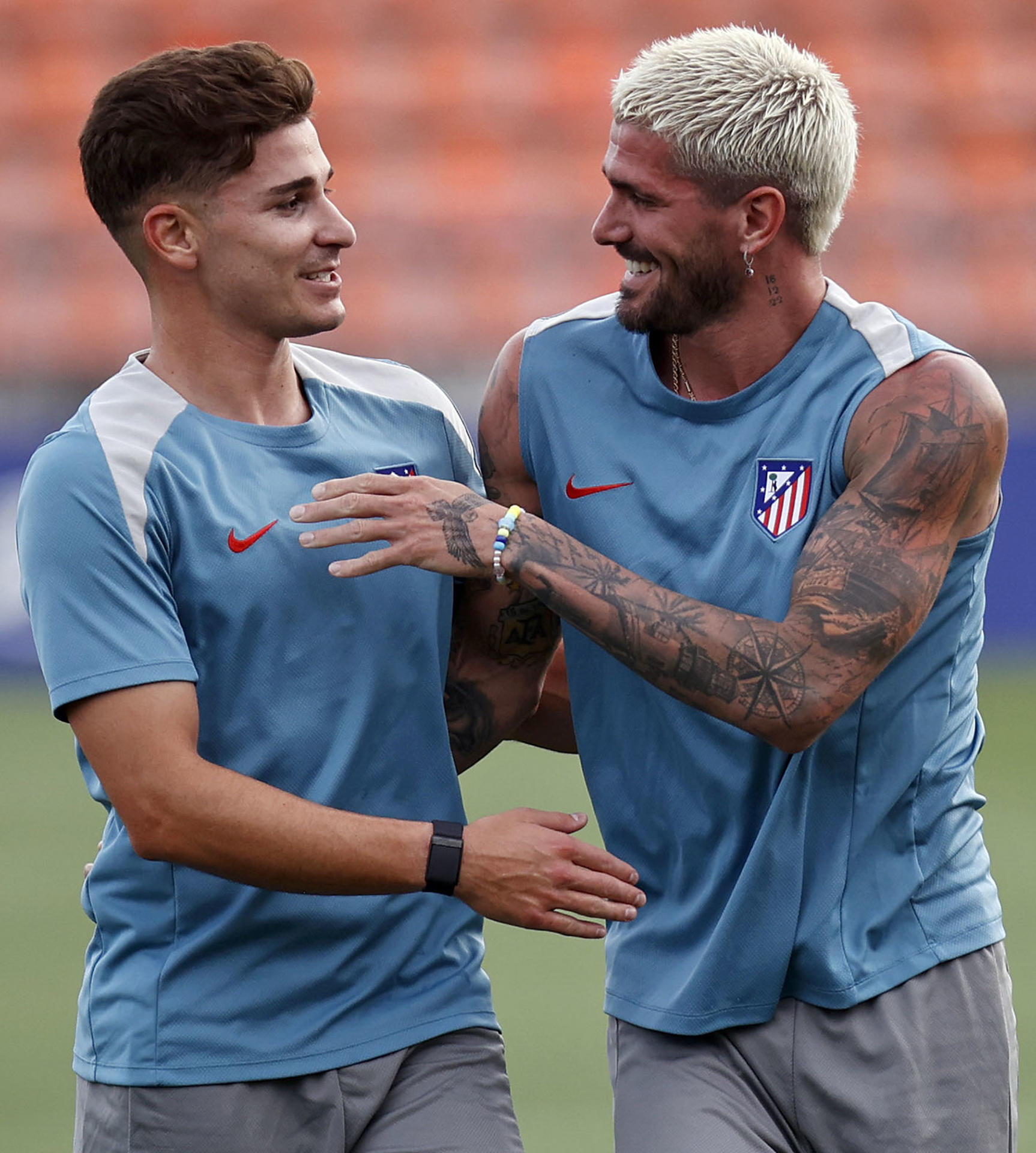 MAJADAHONDA (MADRID), 13/08/2024.- El delantero argentino Julián Álvarez (i) junto a su compatriota Rodrigo de Paul, durante su primer entrenamiento con su nuevo equipo, el Atlético de Madrid, este martes en el Centro Deportivo Majadahonda. EFE/AtleticodeMadrid