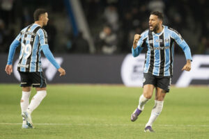 ALT El Grêmio se impone al Fluminense con doblete de Reinaldo y con un jugador menos