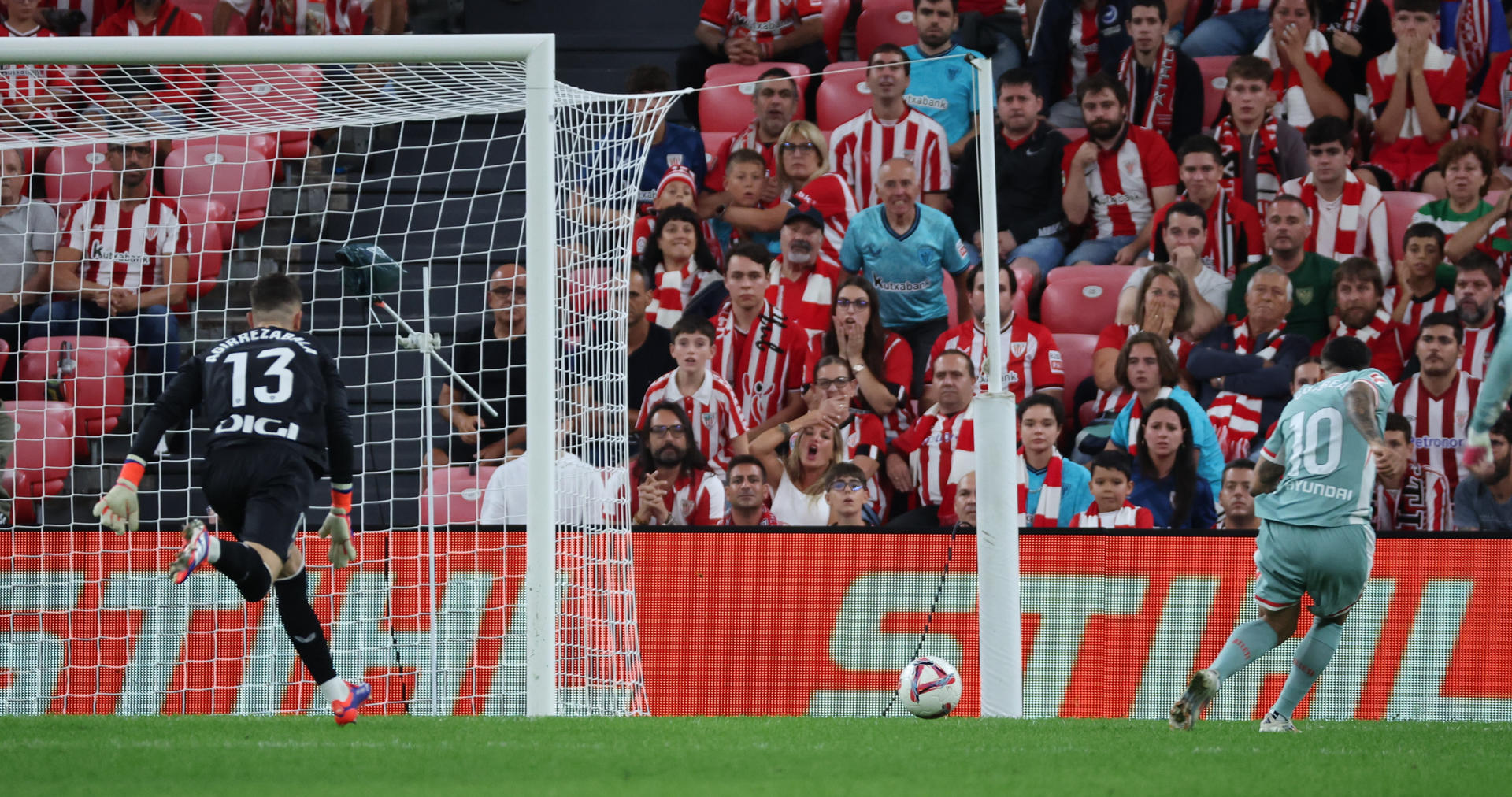 El delantero argentino del Atlético de Madrid Ángel Correa (d) consigue el primer gol de su equipo durante el partido de la cuarta jornada de LaLiga que Athletic de Bilbao y Atlético de Madrid disputan este sábado en San Mamés. EFE/LUIS TEJIDO