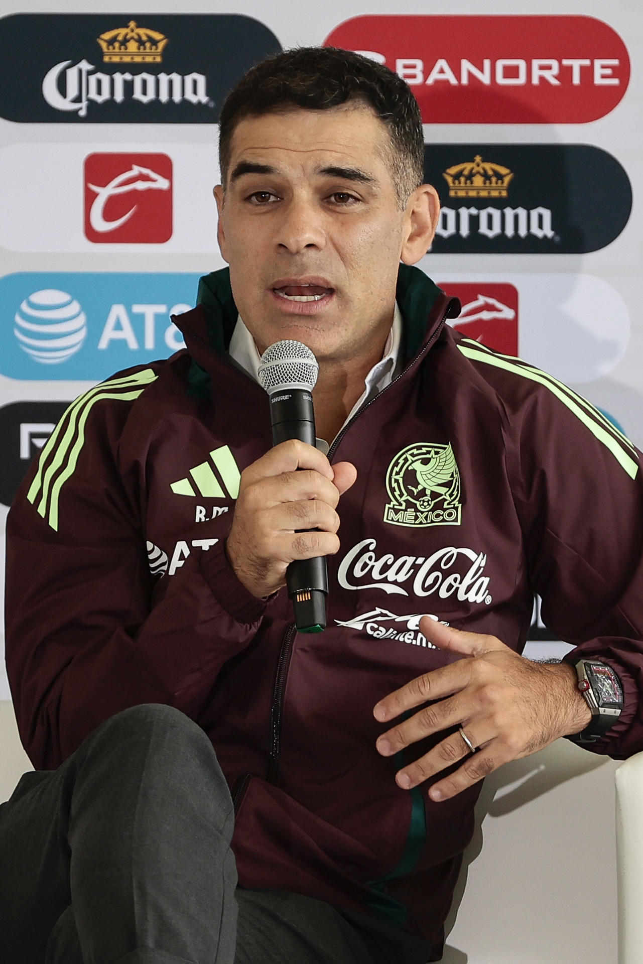 El entrenador de fútbol, Rafael Márquez, habla durante su presentación como auxiliar técnico de la selección nacional mexicana de fútbol este jueves, en la Ciudad de México (México). EFE/José Méndez 