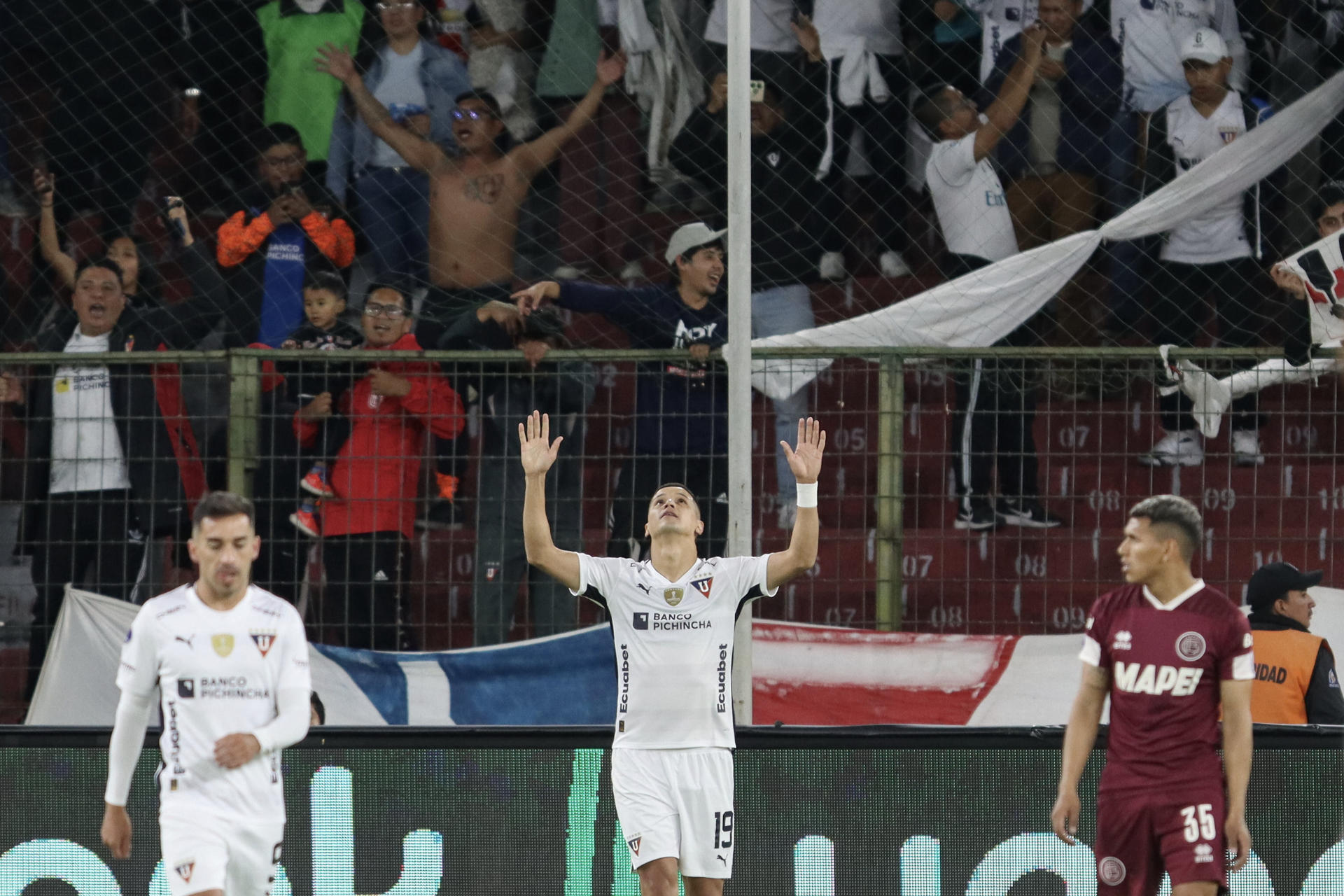 Alex Arce (c) de LDU celebra un gol en el partido de ida de octavos de final de la Copa Sudamericana. EFE/ Rolando Enriquez 