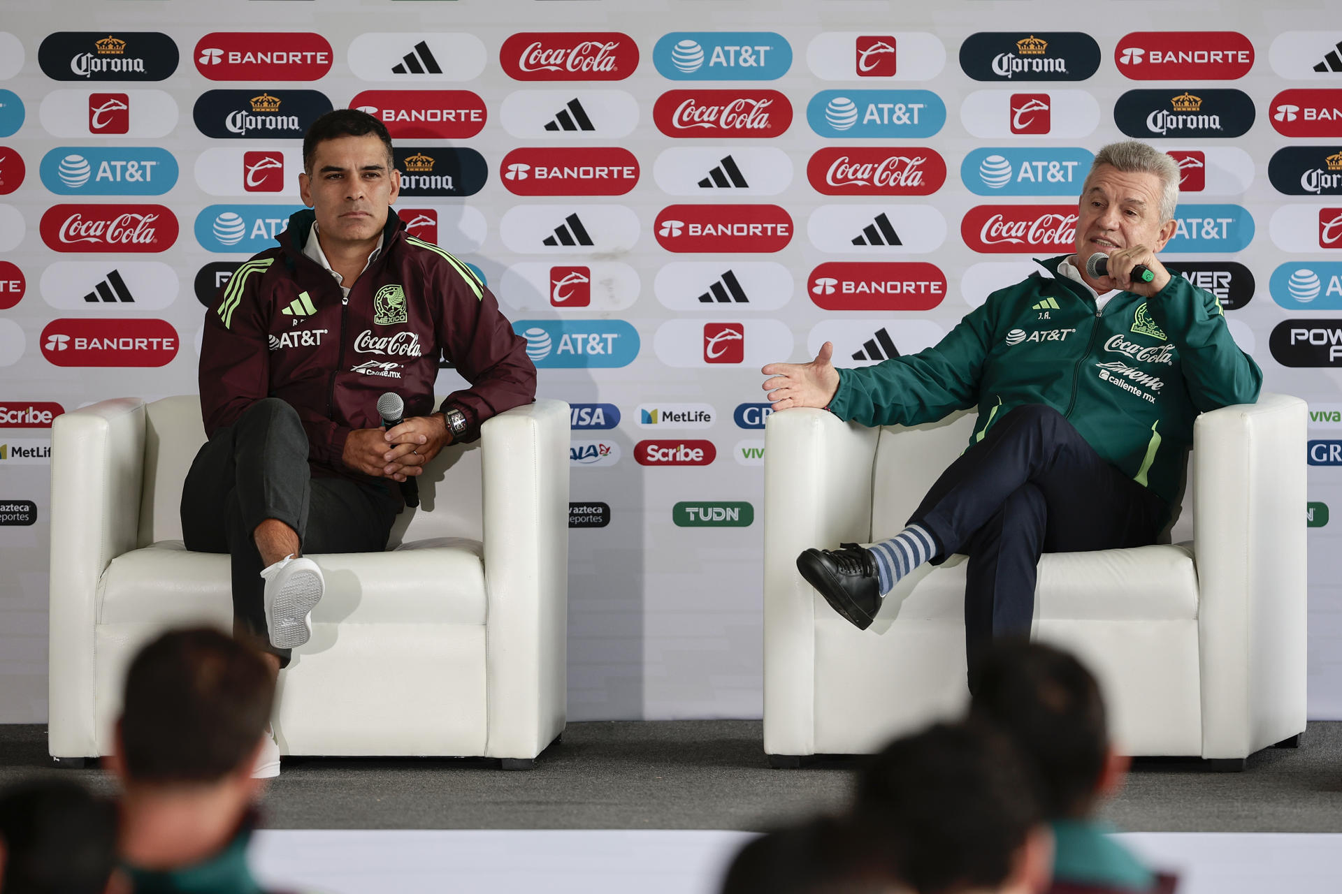 El entrenador de la selección mexicana de fútbol, Javier Aguirre (d), y el auxiliar técnico, Rafael Márquez, hablan durante su presentación en sus nuevos cargos este jueves, en la Ciudad de México (México). EFE/José Méndez 