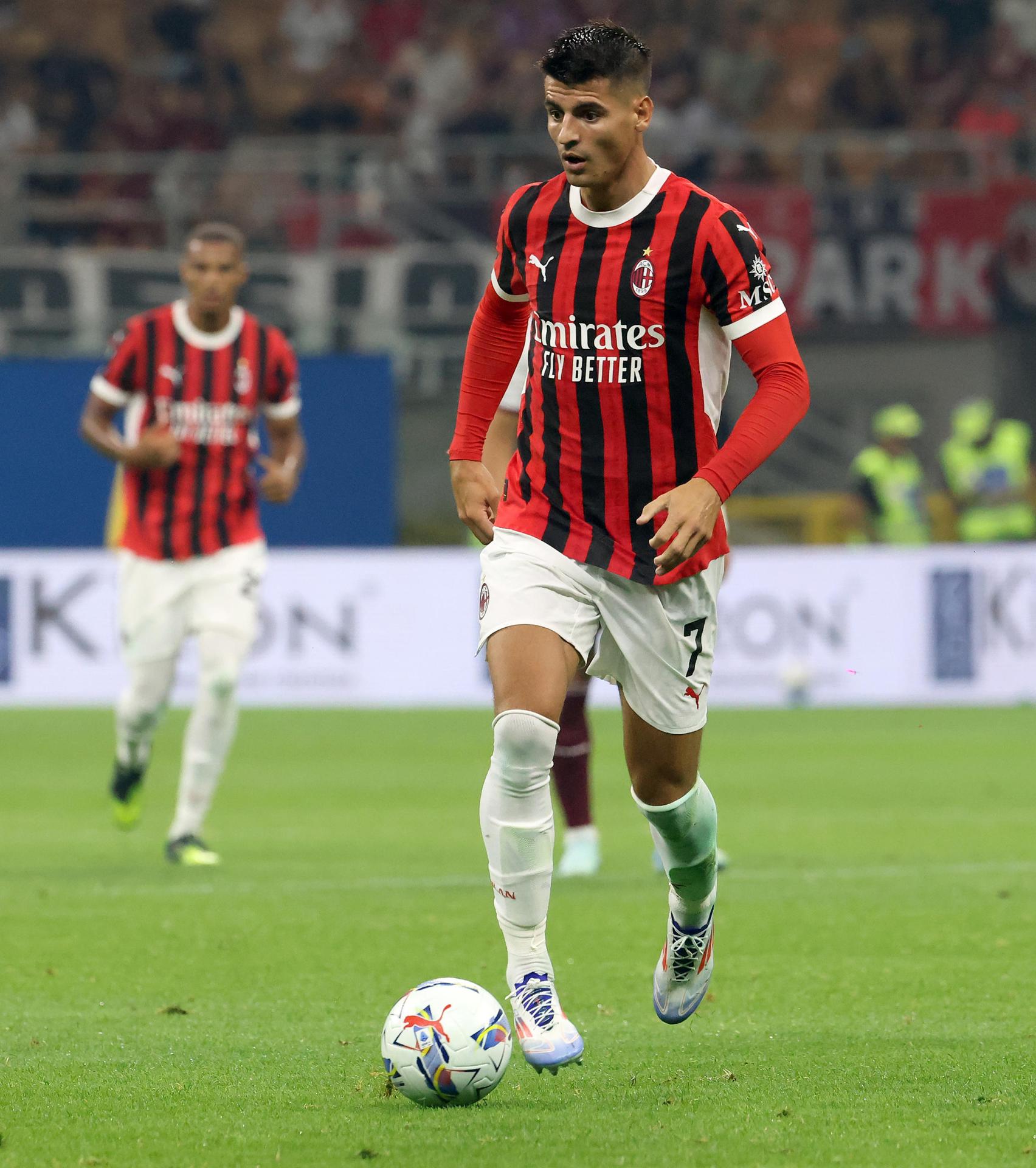 Milan (Italy), 17/08/2024.- Con un gol en el minuto 89, el español Álvaro Morata, suplente en su debut, reanimó al Milan ante el Torino y comandó la remontada que materializó el suizo Noah Okafor en el tiempo añadido ante el Torino (2-2), que con el colombiano Duvan Zapata como líder se colocó con una ventaja de dos goles. EFE/EPA/MATTEO BAZZI 