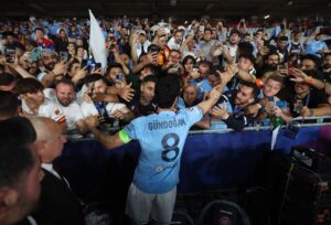 El centrocampista Ilkay Gundogan celebra la conquista de la Liga de Campeones, el 10 de junio de 2023, con los aficionados del Manchester City, club al que regresa tras completar una temporada en el Barcelona. EFE/EPA/MARTIN DIVISEK