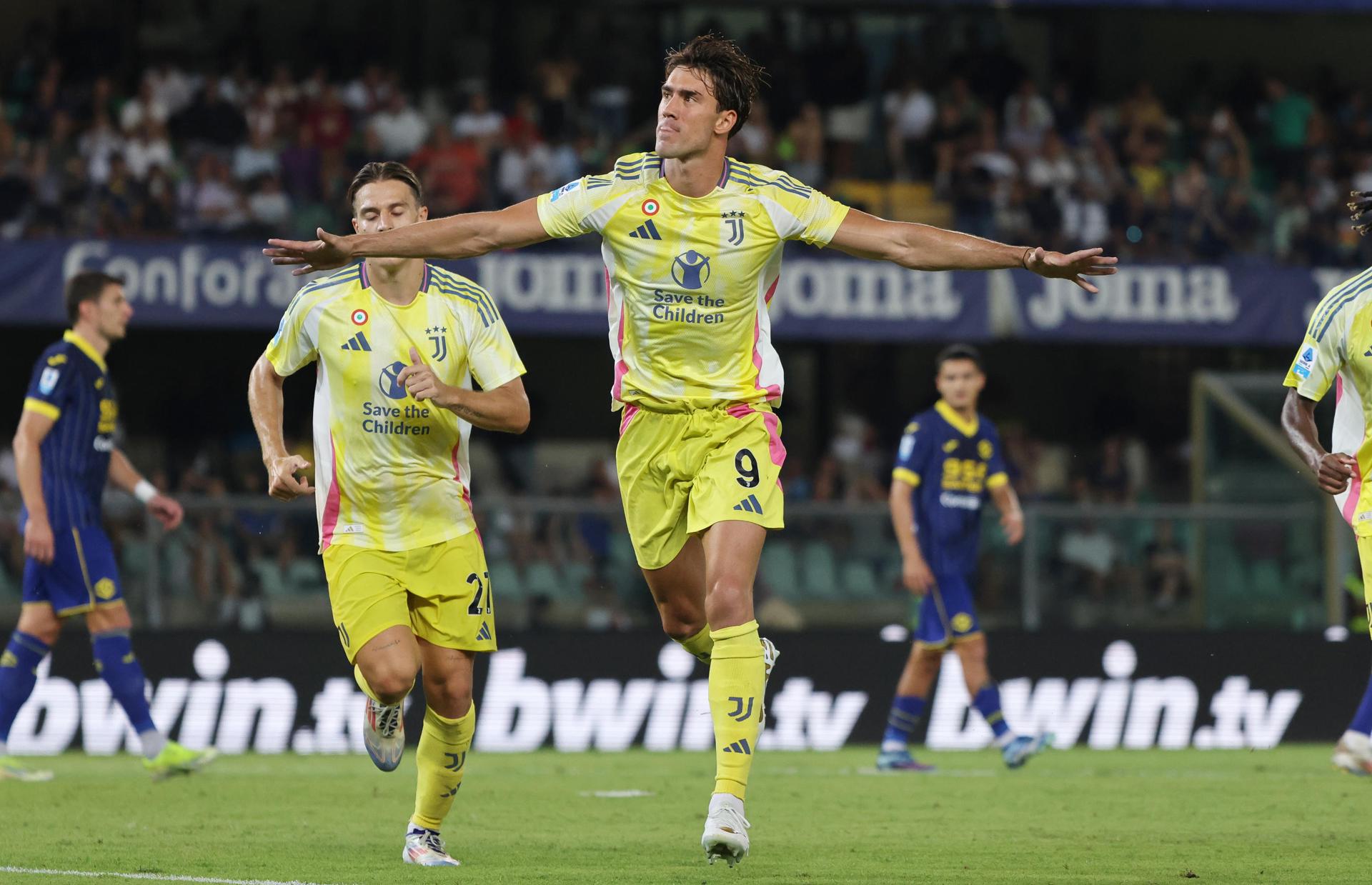 Dusan Vlahovic celebra tras marcar el 0-3 del Juventus ante el Hellas Verona. EFE/EPA/FILIPPO VENEZIA