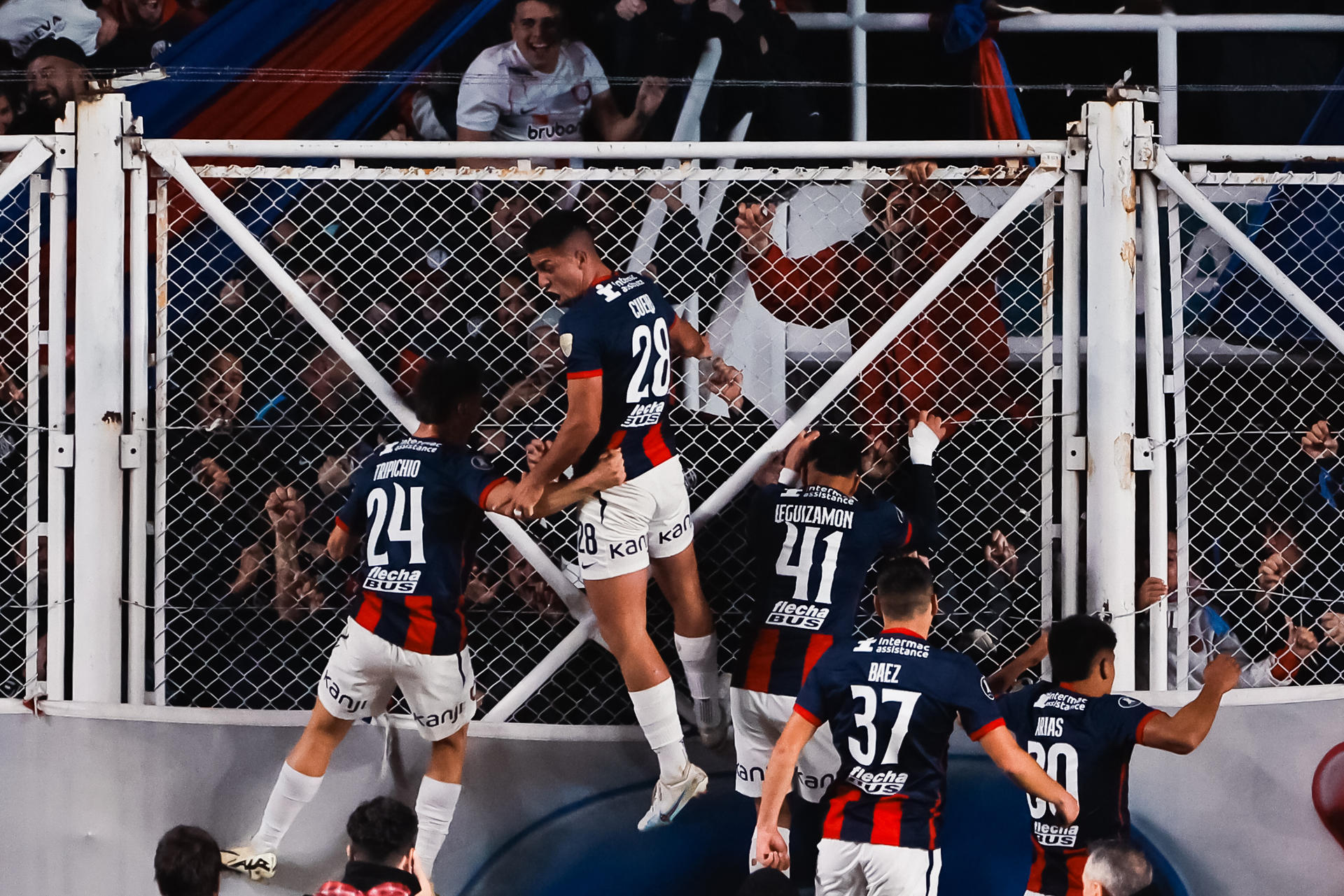 Alexis Cuello (c), de San Lorenzo de Argentina, fue registrado este martes, 13 de agosto, al celebrar un gol que la anotó a Atlético Mineiro de Brasil, durante el partido de ida de esta llave de los octavos de final de la Copa Libertadores, en el estadio Pedro Bidegaín de Buenos Aires (Argentina). EFE/Juan Ignacio Roncoroni 