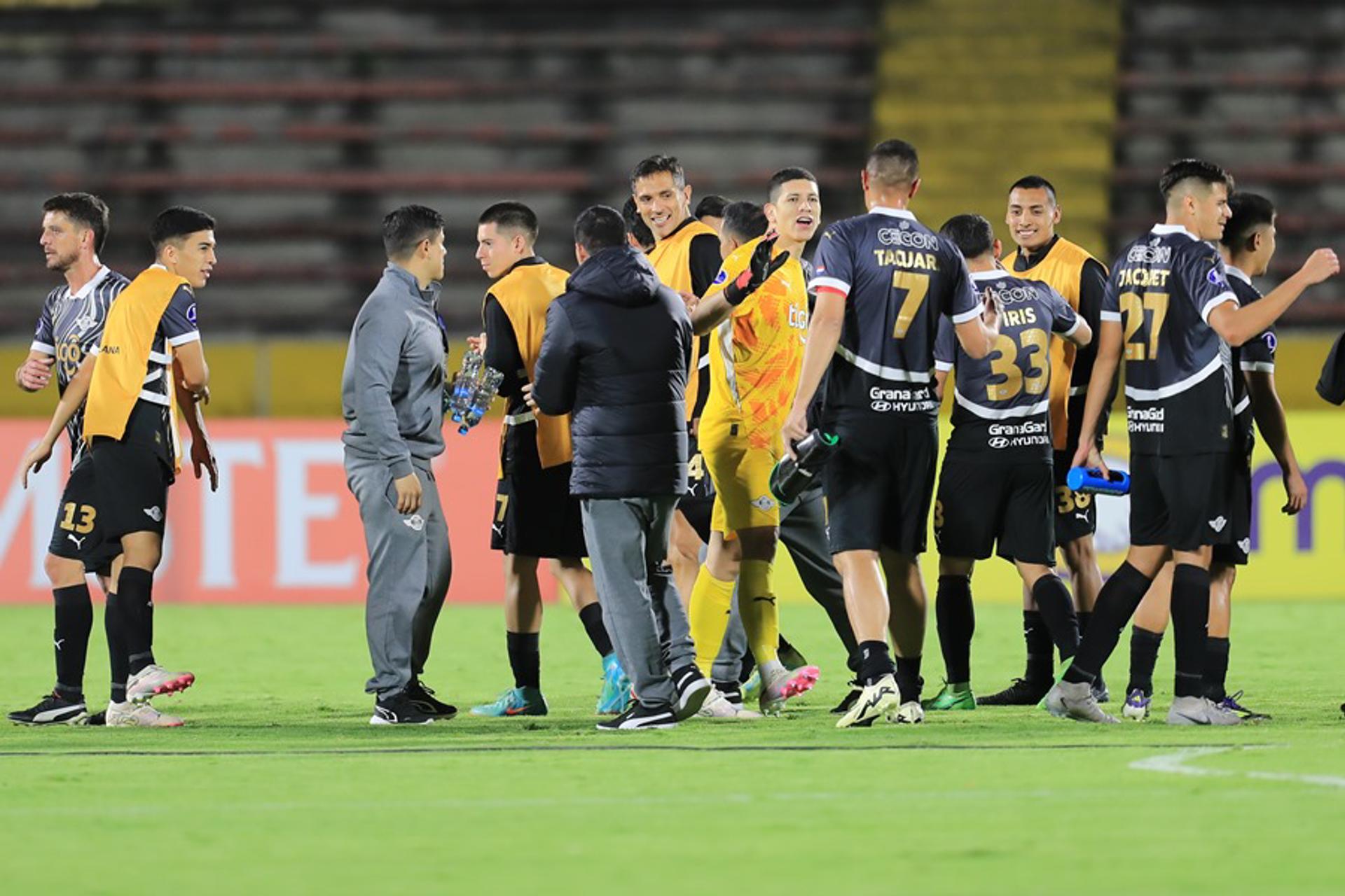 Fotografía de archivo en la que se registró una celebración de jugadores del club paraguayo de fútbol Libertad, al final de un partido de la Copa Sudamericana 2024, en el estadio Olímpico Atahualpa de Quito (Ecuador). EFE/José Jácome