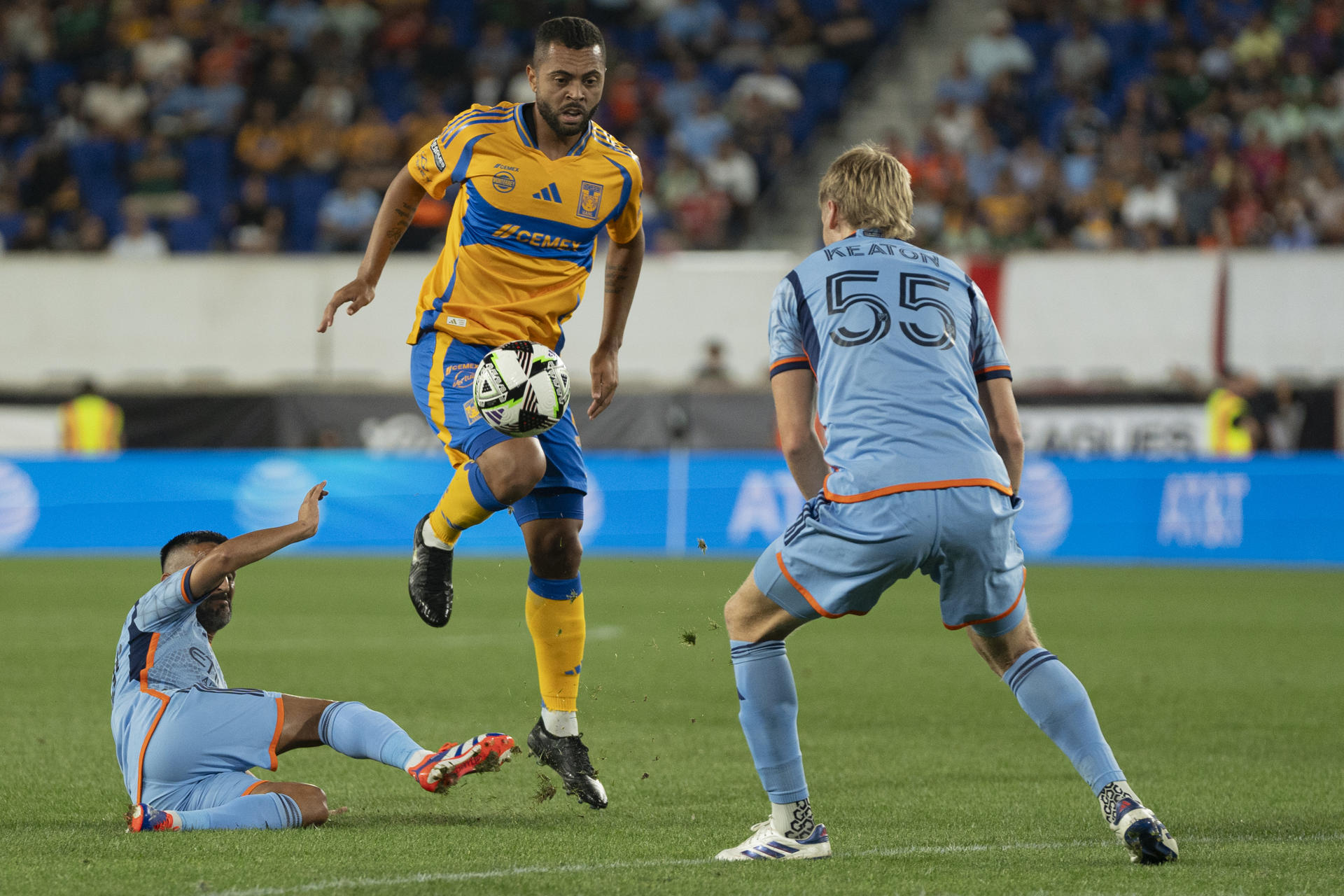 Rafael Carioca (c), de Tigres, disputa el balón con Keaton Parks (d), de New York City, en un partido de la Leagues Cup en el estadio Red Bull Arena. EFE/ Ángel Colmenares