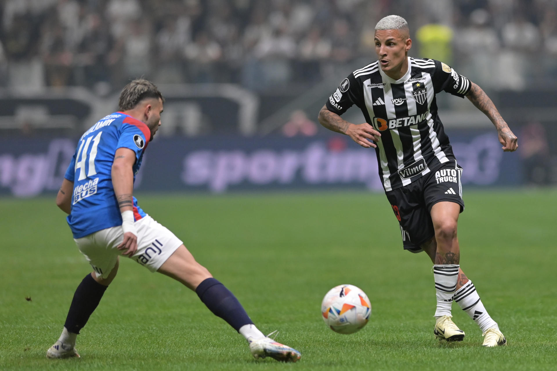 Guilherme Arana (d) de Mineiro disputa un balón con Iván Leguizamón de San Lorenzo en el partido de vuelta de octavos de final de la Copa Libertadores. EFE/ Yuri Edmundo 