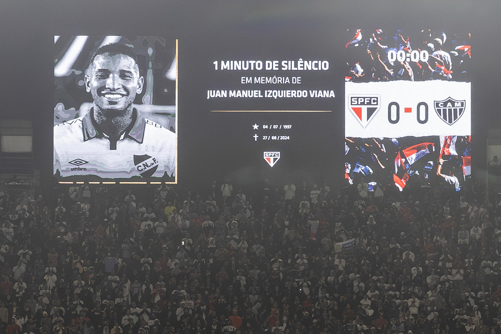 Jugadores de Sao Paulo y de Mineiro guardan un minuto de silencio por el fallecimiento del jugador uruguayo Juan Manuel Izquierdo el miércoles, previo al partido de cuartos de final de la Copa Brasil entre Sao Pablo y Atlético Mineiro en el estadio Morumbi en Sao Paulo (Brasil). EFE/ Isaac Fontana 