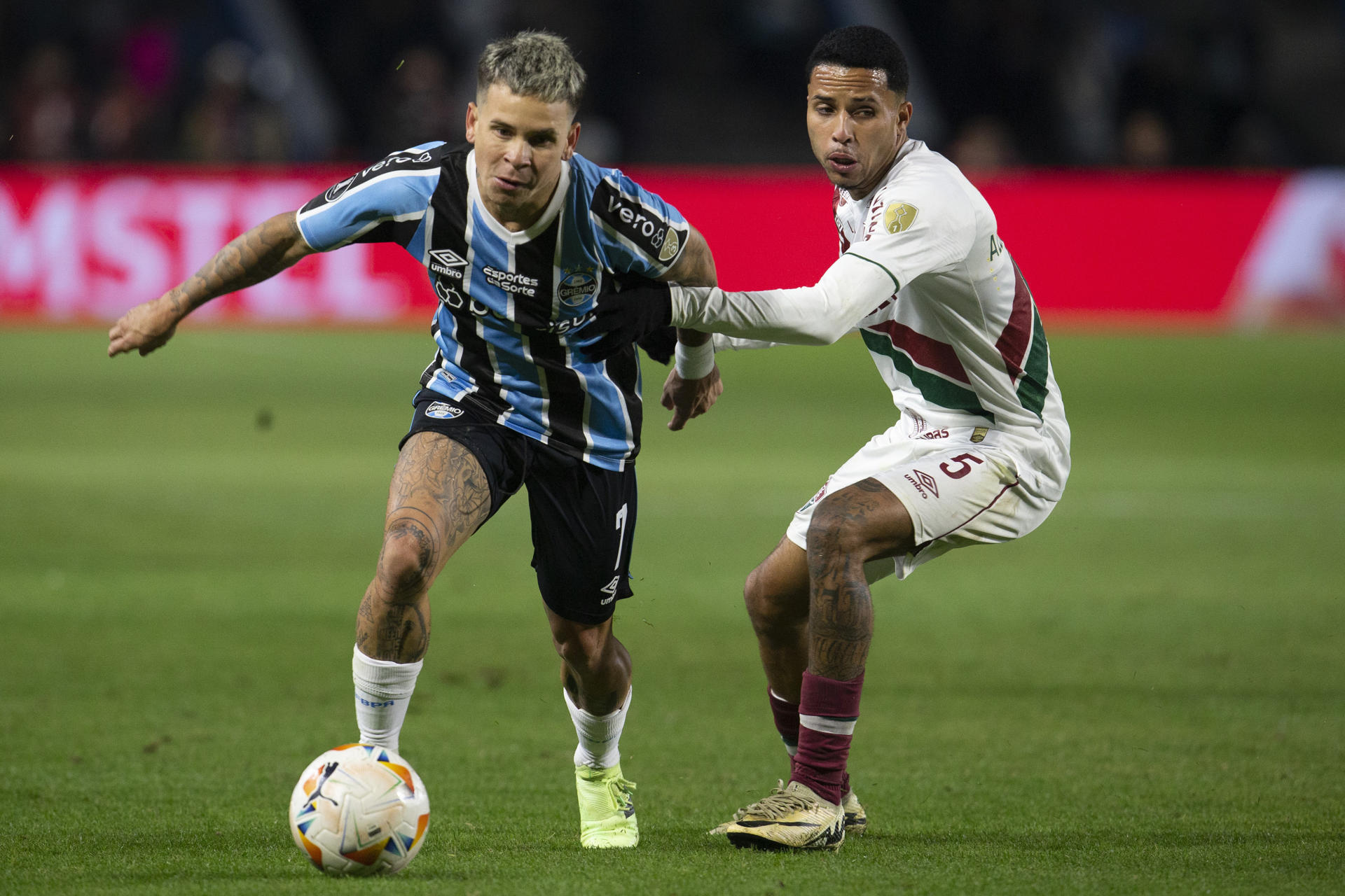 Yeferson Soteldo (i), de Gremio, disputa un balón con Alexsander Christian Gomes, de Fluminense. EFE/ Hedeson Alves 