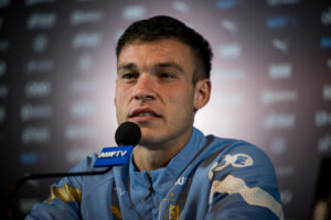 ALT Manuel Urgarte firma con el Manchester United hasta 2029