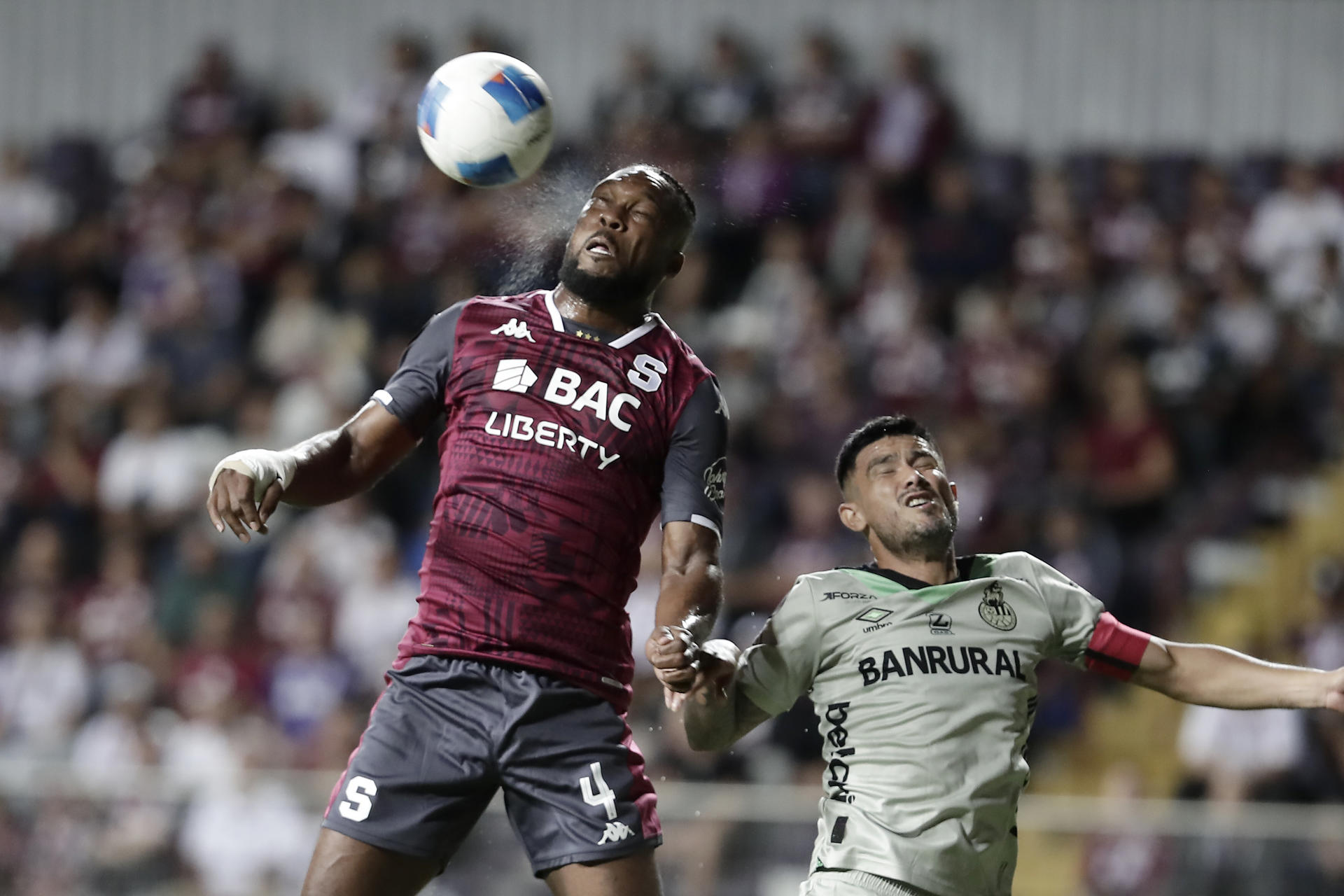 alt 1-1. El jamaiquino Javon East rescata un empate para el Saprissa en Guatemala