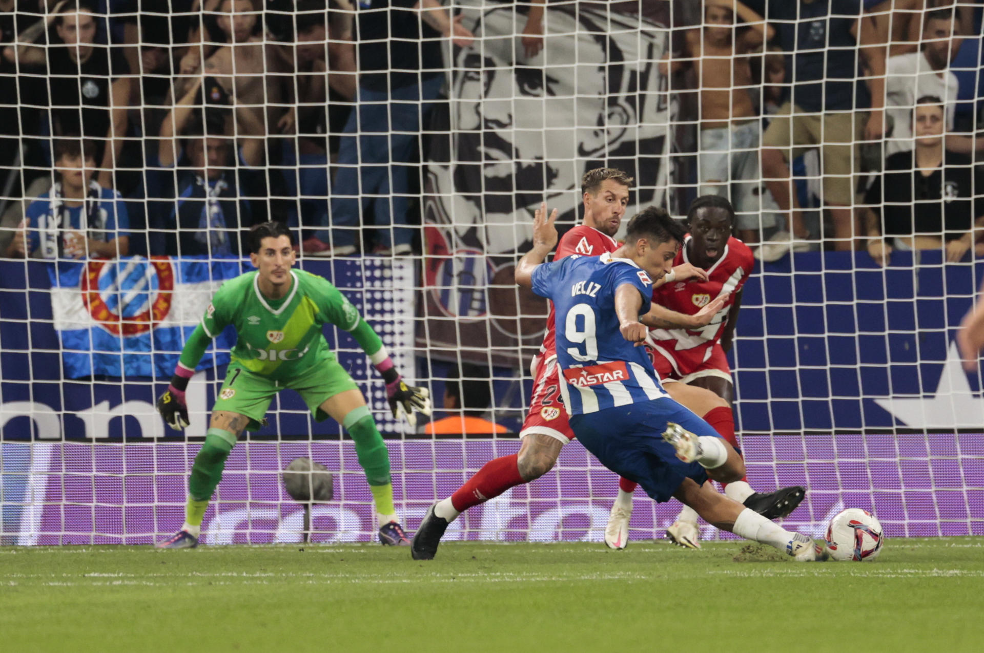 El delantero del Espanyol Alejo Véliz se dispone a marcar el segundo gol de su equipo durante el partido de la cuarta jornada de LaLiga entre el RCD Espanyol y el Rayo Vallecano, este sábado en el estadio RCDE Stadium. EFE/ Toni Albir