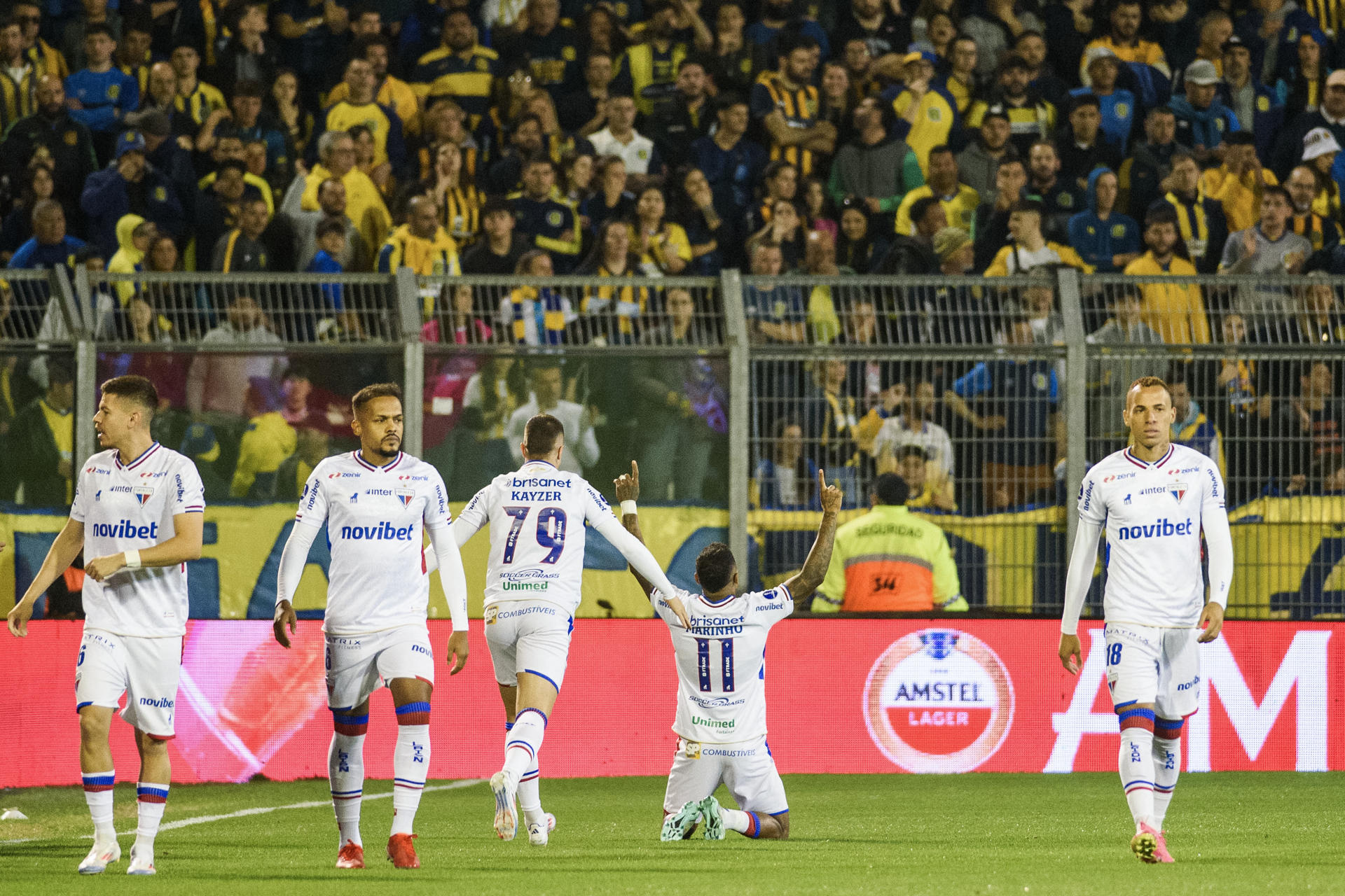 Marinho (c) de Fortaleza celebra un gol este miércoles, en el partido de ida de octavos de final de la Copa Sudamericana entre Rosario Central y Fortaleza en el estadio Gigante de Arroyito en Rosario (Argentina). EFE/ Franco Trovato Fouco 