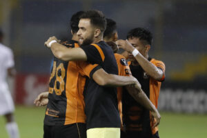 Jugadores de Águila celebran al final de un partido de la Copa Centroamericana de la Concacaf ante Olimpia este jueves, en el estadio Cuscatlán en San Salvador. EFE/ Rodrigo Sura