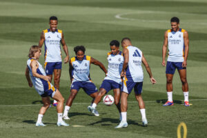 El inglés Jude Bellingham (d), en un momento del entrenamiento del Real Madrid junto a Luka Modric, Eder Militao, Endrick Felipe, Rodrygo Goes y Kylian Mbappe. EFE/Rodrigo Jiménez