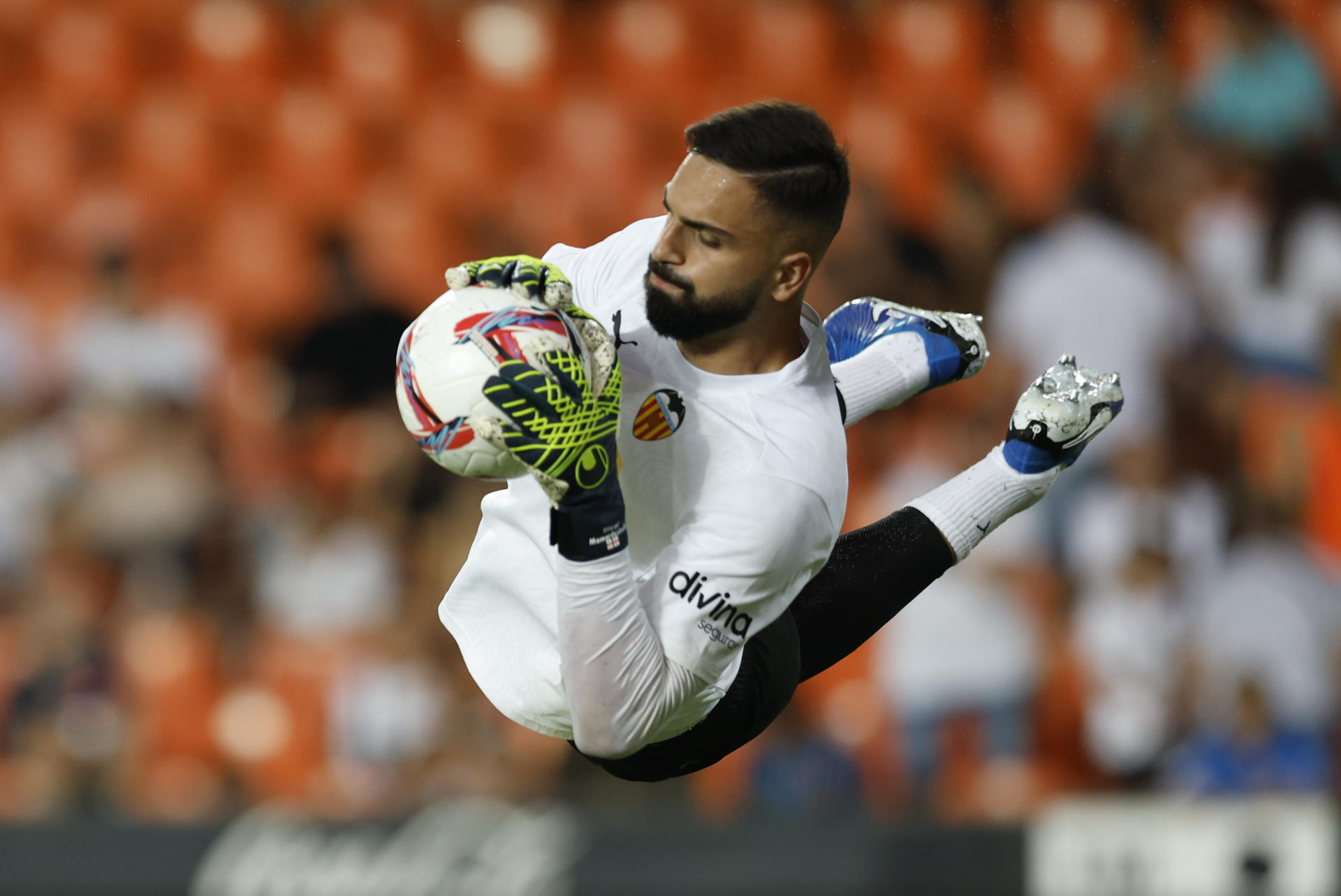 alt El Valencia vende al Liverpool a Mamardashvili, que sigue un curso más en Mestalla