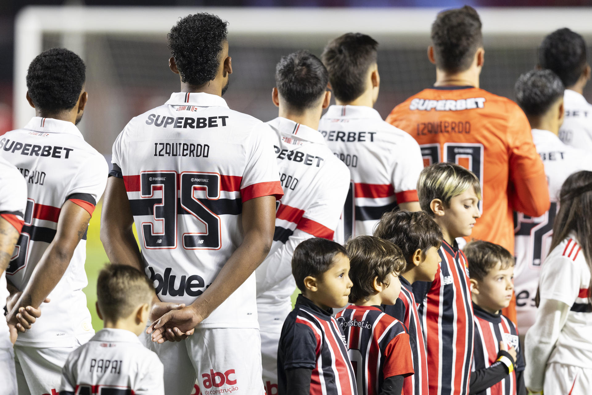 Jugadores de São Paulo rindieron el 28 de agosto de 2024 homenaje al jugador uruguayo Juan Manuel Izquierdo, previo al partido de cuartos de final de la Copa Brasil ante Atlético Mineiro. EFE/ Isaac Fontana 